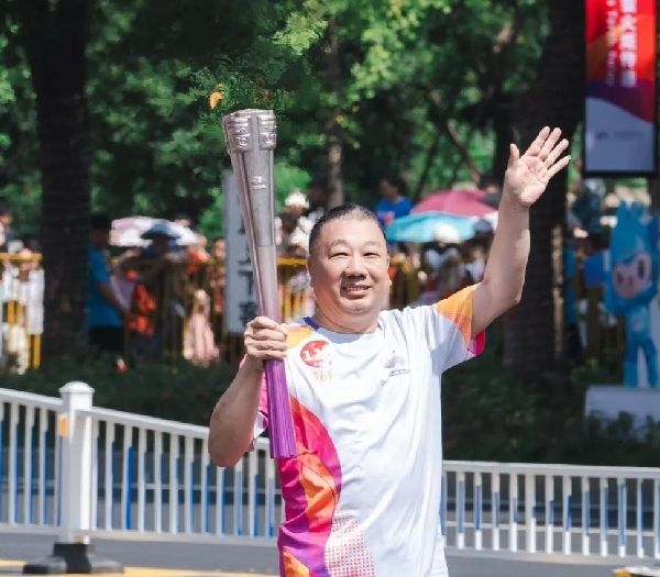 浙江李子園股份董事長李國平先生圓滿完成杭州第19屆亞運(yùn)會(huì)火炬?zhèn)鬟f